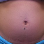 ¿Puedo llevar un piercing en el ombligo durante el embarazo?