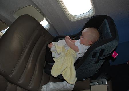bebé en avión