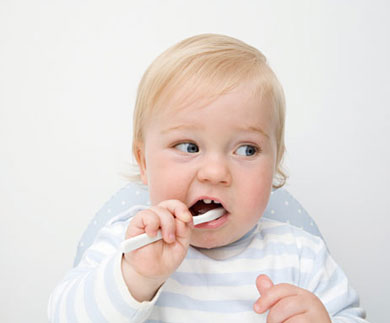 bebé cepillando sus dientes